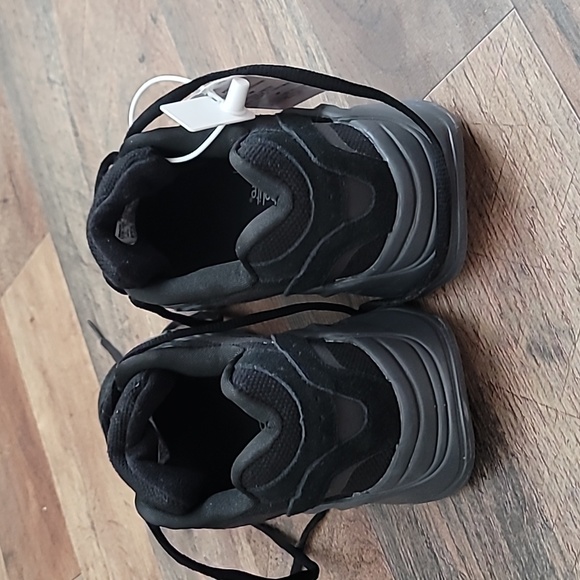 Brand New black Yeezy Boost 700 size 7 1/2 in women - Picture 5 of 5